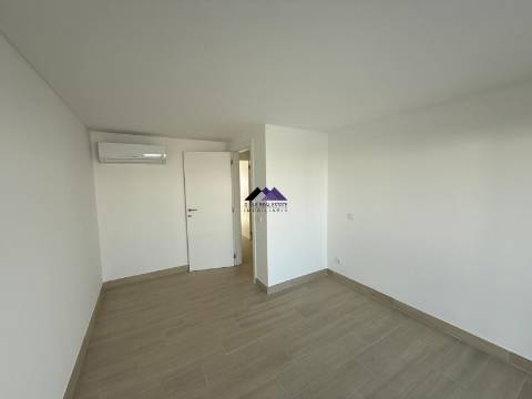 Moradia T0+4 com Garagem e Acesso Direto à Praia - Manta Rota