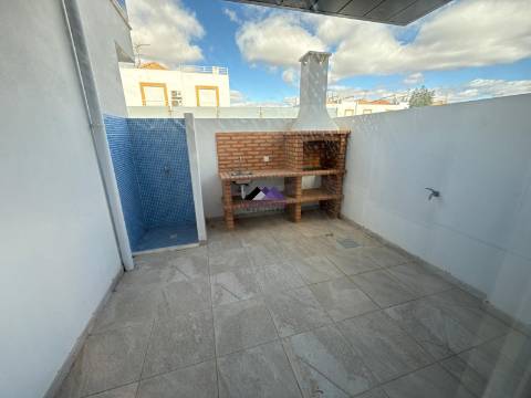 Moradia T0+4 com Garagem e Acesso Direto à Praia - Manta Rota