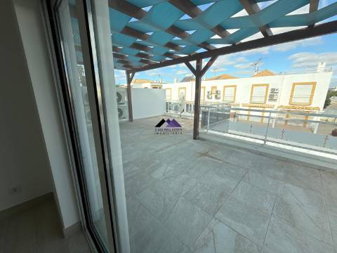 Moradia T0+4 com Garagem e Acesso Direto à Praia - Manta Rota