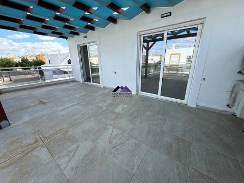 Moradia T0+4 com Garagem e Acesso Direto à Praia - Manta Rota