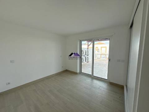 Moradia T0+4 com Garagem e Acesso Direto à Praia - Manta Rota