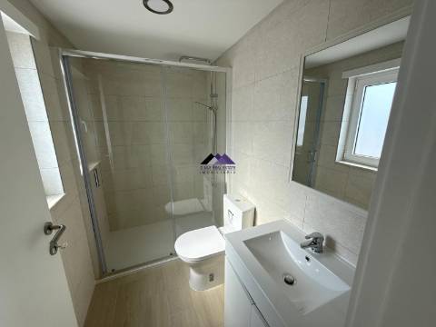 Moradia T0+4 com Garagem e Acesso Direto à Praia - Manta Rota