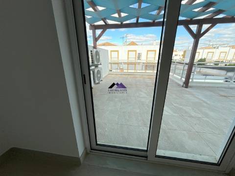 Moradia T0+4 com Garagem e Acesso Direto à Praia - Manta Rota