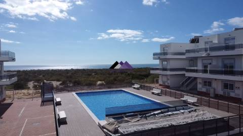 Moradia T0+4 com Garagem e Acesso Direto à Praia - Manta Rota