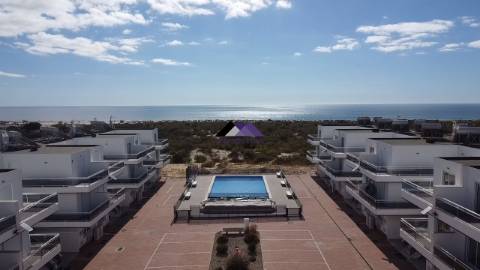 Moradia T0+4 com Garagem e Acesso Direto à Praia - Manta Rota