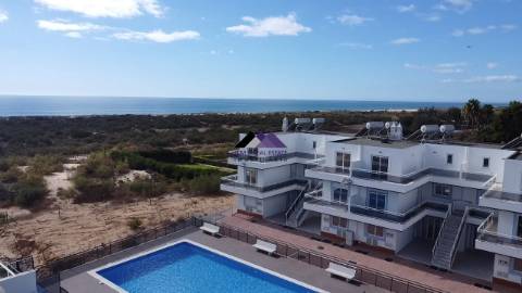 Moradia T0+4 com Garagem e Acesso Direto à Praia - Manta Rota