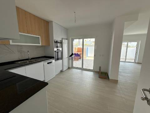 Apartamento T0+1 com Garagem e Acesso Direto à Praia - Manta Rota