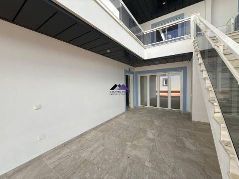 Apartamento T0+1 com Garagem e Acesso Direto à Praia - Manta Rota