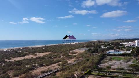 Apartamento T0+1 com Garagem e Acesso Direto à Praia - Manta Rota