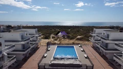 Apartamento T0+1 com Garagem e Acesso Direto à Praia - Manta Rota