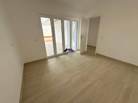 Apartamento T0+1 com Garagem e Acesso Direto à Praia - Manta Rota