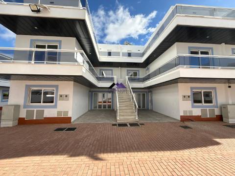 Apartamento T0+1 com Garagem e Acesso Direto à Praia - Manta Rota