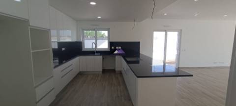 Moradia de Luxo T4 Nova a estrear em Altura