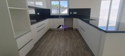 Moradia de Luxo T4 Nova a estrear em Altura