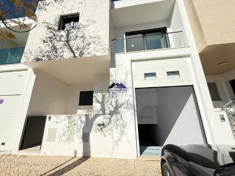 Moradia V3 com Garagem e Piscina a Estrear