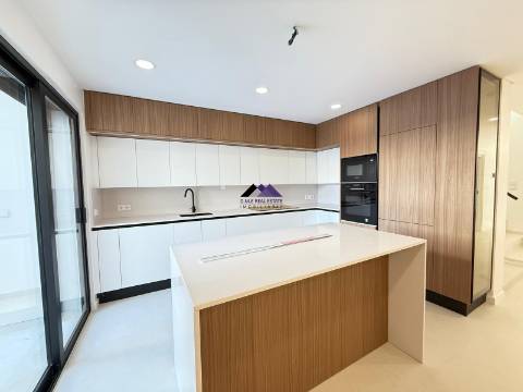 Moradia V3 com Garagem e Piscina a Estrear