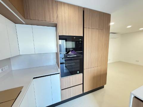 Moradia V3 com Garagem e Piscina a Estrear