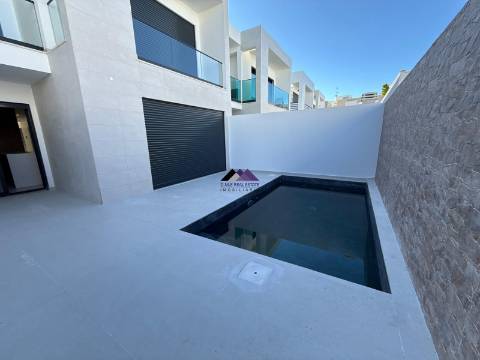 Moradia V3 com Garagem e Piscina a Estrear