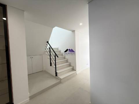 Moradia V3 com Garagem e Piscina a Estrear