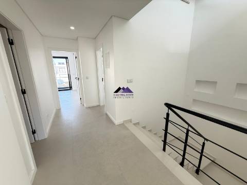 Moradia V3 com Garagem e Piscina a Estrear