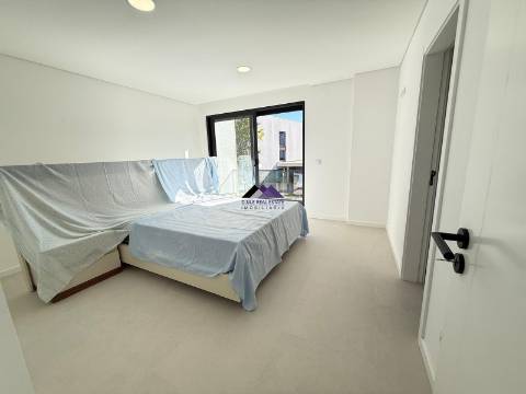 Moradia V3 com Garagem e Piscina a Estrear