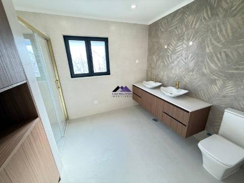 Moradia V3 com Garagem e Piscina a Estrear