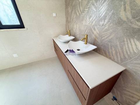 Moradia V3 com Garagem e Piscina a Estrear