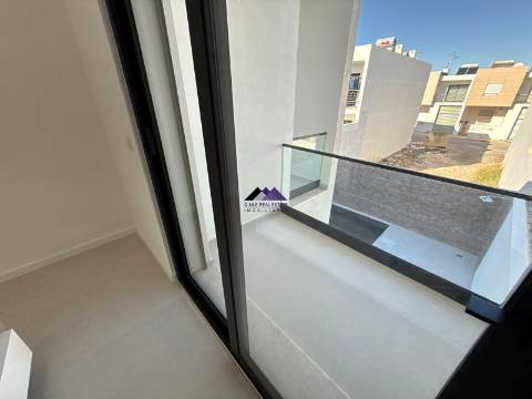 Moradia V3 com Garagem e Piscina a Estrear