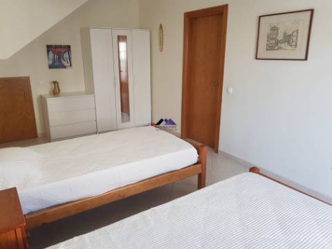 Moradia T3+1 com Estacionamento, Logradouro e Sótão