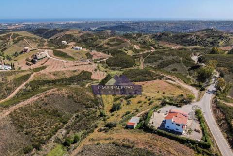 Moradia Independente de Prestígio com Vista Campo | Espaço Comercial + Habitação | Lote 4.590 m² | Terreno Misto