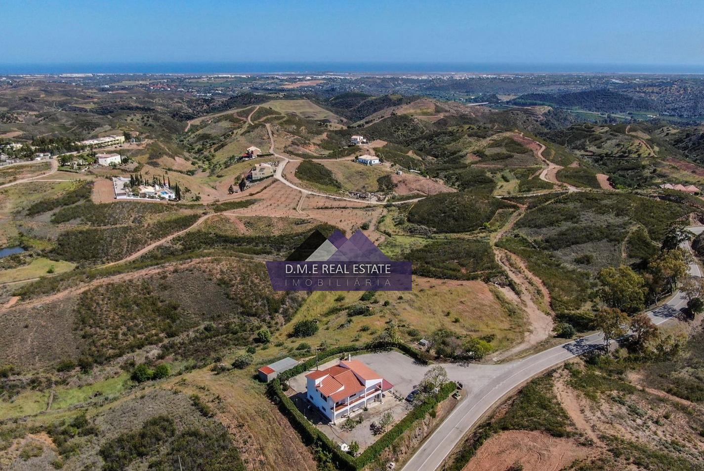 Moradia Independente de Prestígio com Vista Campo | Espaço Comercial + Habitação | Lote 4.590 m² | Terreno Misto