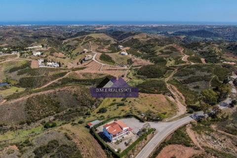 Moradia Independente de Prestígio com Vista Campo | Espaço Comercial + Habitação | Lote 4.590 m² | Terreno Misto