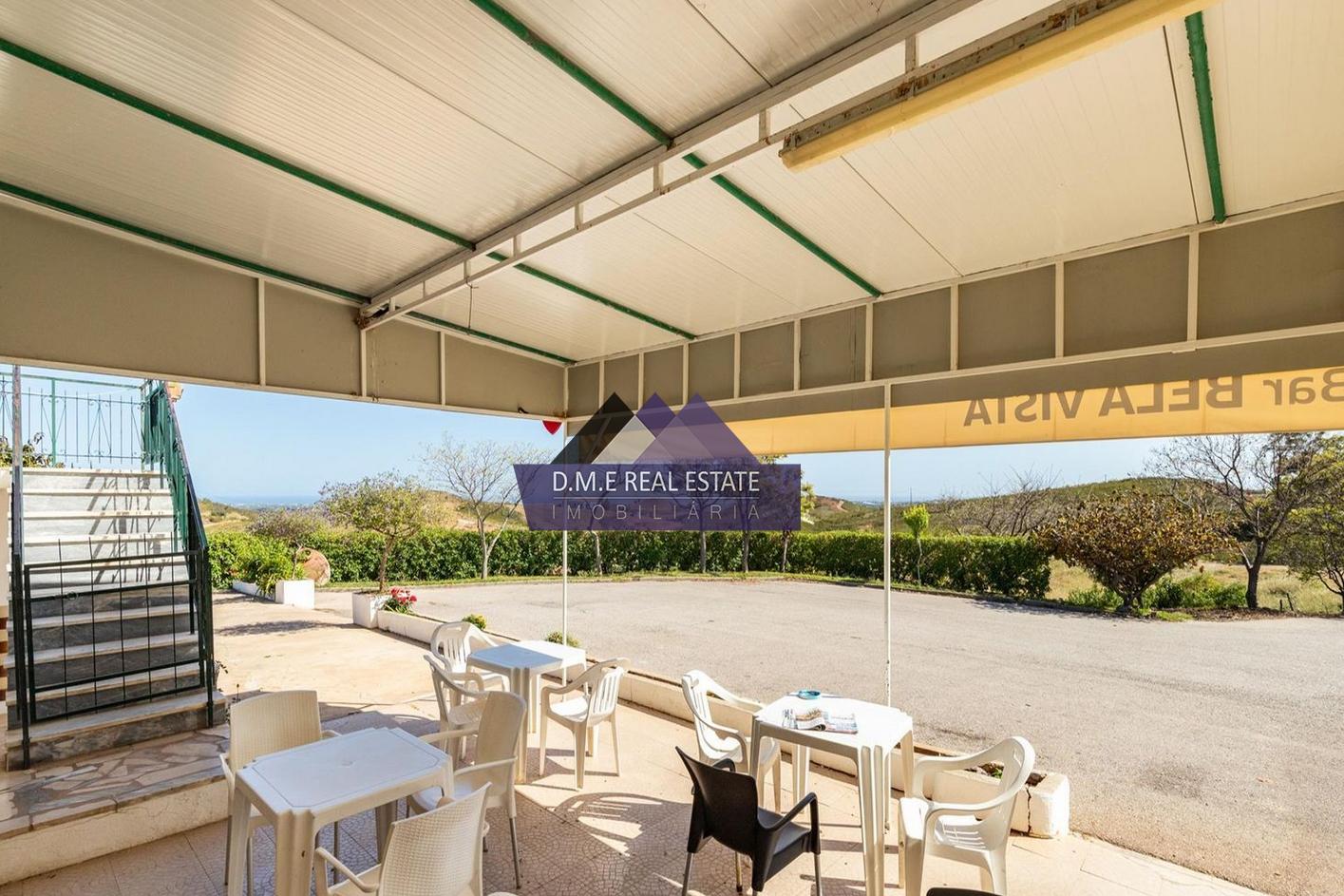 Moradia Independente de Prestígio com Vista Campo | Espaço Comercial + Habitação | Lote 4.590 m² | Terreno Misto