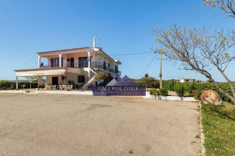 Moradia Independente de Prestígio com Vista Campo | Espaço Comercial + Habitação | Lote 4.590 m² | Terreno Misto