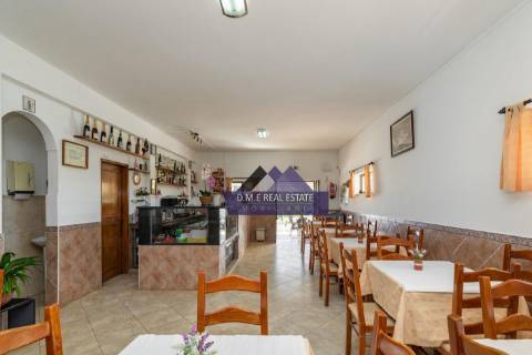 Moradia Independente de Prestígio com Vista Campo | Espaço Comercial + Habitação | Lote 4.590 m² | Terreno Misto