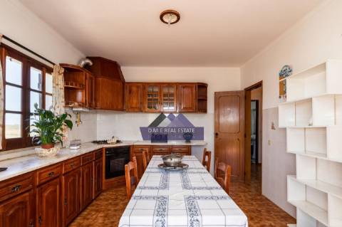 Moradia Independente de Prestígio com Vista Campo | Espaço Comercial + Habitação | Lote 4.590 m² | Terreno Misto