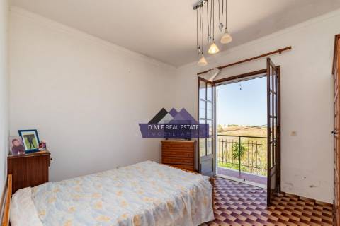 Moradia Independente de Prestígio com Vista Campo | Espaço Comercial + Habitação | Lote 4.590 m² | Terreno Misto