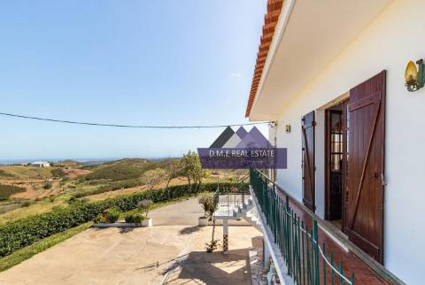 Moradia Independente de Prestígio com Vista Campo | Espaço Comercial + Habitação | Lote 4.590 m² | Terreno Misto