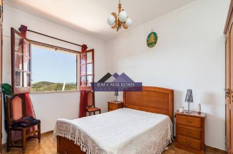 Moradia Independente de Prestígio com Vista Campo | Espaço Comercial + Habitação | Lote 4.590 m² | Terreno Misto