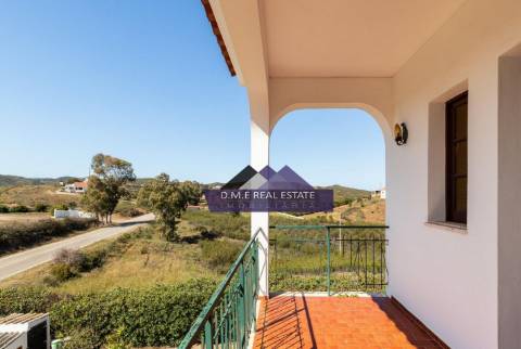 Moradia Independente de Prestígio com Vista Campo | Espaço Comercial + Habitação | Lote 4.590 m² | Terreno Misto