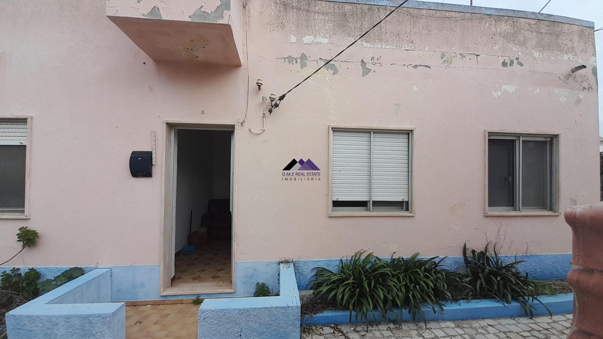 Casa Térrea para Recuperar nas Hortas com Grande Potencial