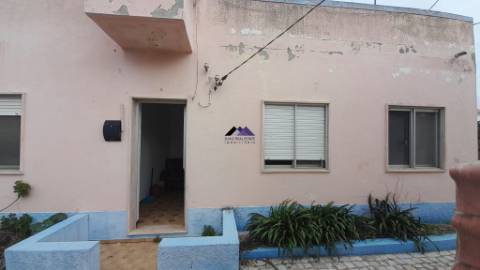 Casa Térrea para Recuperar nas Hortas com Grande Potencial