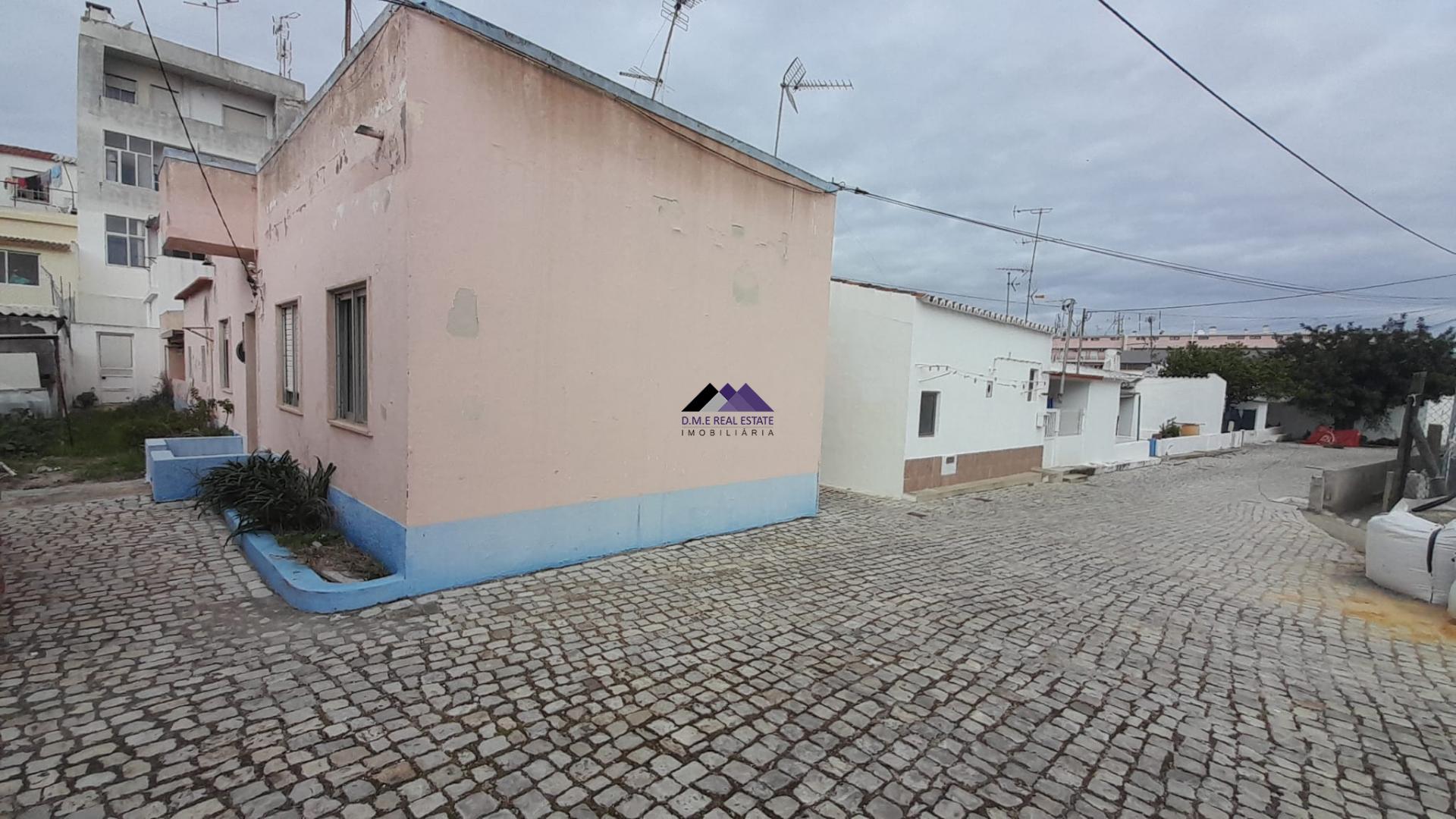 Casa Térrea para Recuperar nas Hortas com Grande Potencial