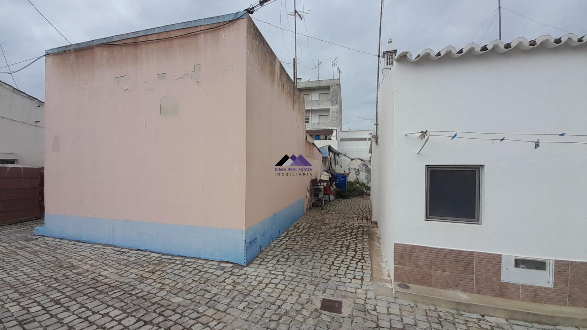 Casa Térrea para Recuperar nas Hortas com Grande Potencial