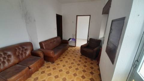 Casa Térrea para Recuperar nas Hortas com Grande Potencial