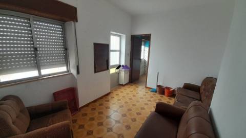 Casa Térrea para Recuperar nas Hortas com Grande Potencial