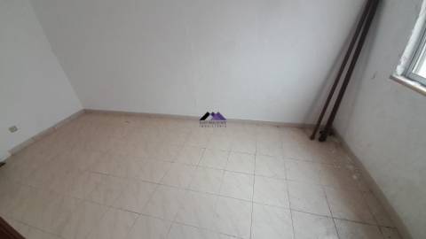 Casa Térrea para Recuperar nas Hortas com Grande Potencial