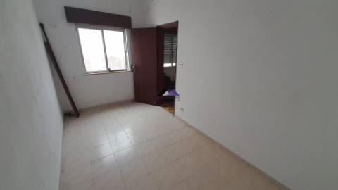 Casa Térrea para Recuperar nas Hortas com Grande Potencial