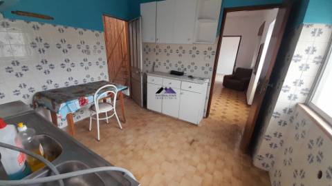 Casa Térrea para Recuperar nas Hortas com Grande Potencial