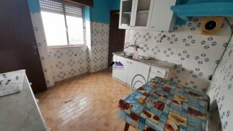 Casa Térrea para Recuperar nas Hortas com Grande Potencial